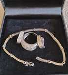 Conjunto de anel, brincos e pulserita  de ouro branco de  19 quilates