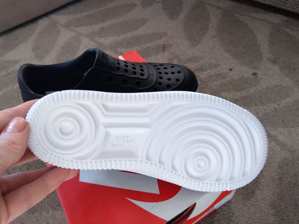 Sandałki Nike Foam Force 1   r.29.5 Sandały Crocs