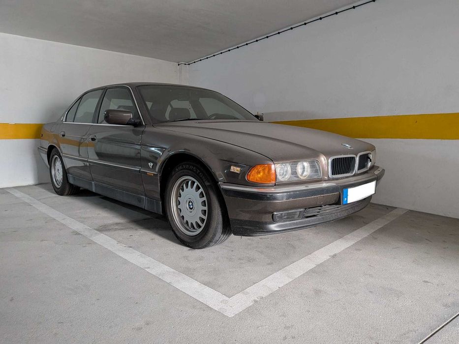 BMW 730i - V8 - Caixa manual