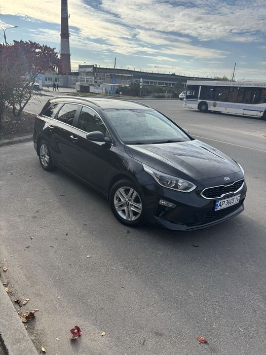 Продаємо автомобіль KIA CEED SW 2021 року