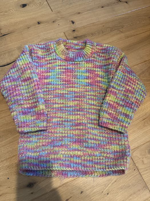 Tęczowy sweterek recznie robiony