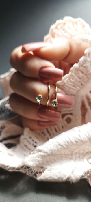 Paznokcie hybrydowe , żelowe