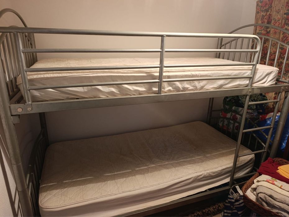Beliche em ferro cinzento com colchões