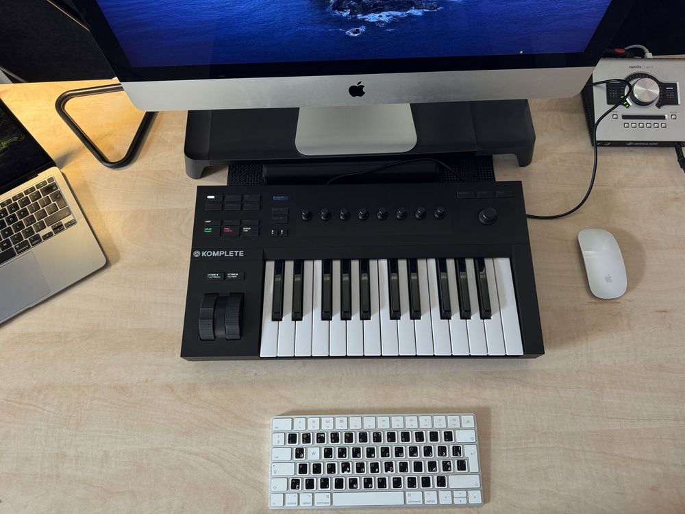 Komplete kontrol A25. Midi keyboard.