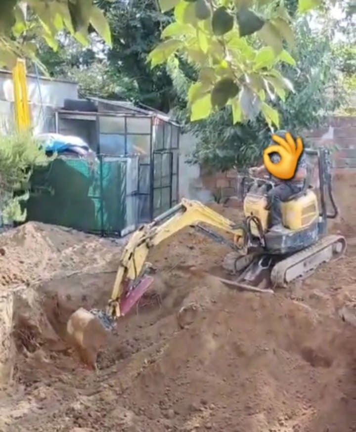ESCAVADORA.  Aluga-se mini giratória. E serviços com carrinha basculan