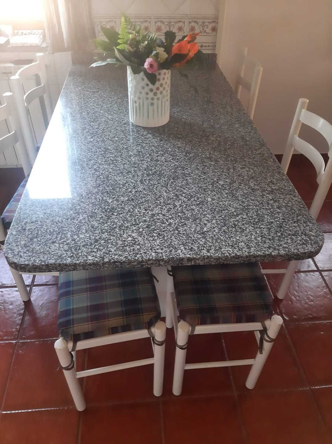 Mesa de cozinha com 4 cadeiras e 2 bancos