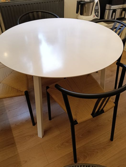 Biały stół kuchenny