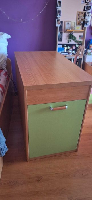Gavetão de arrumação e também mesa de cabeceira
