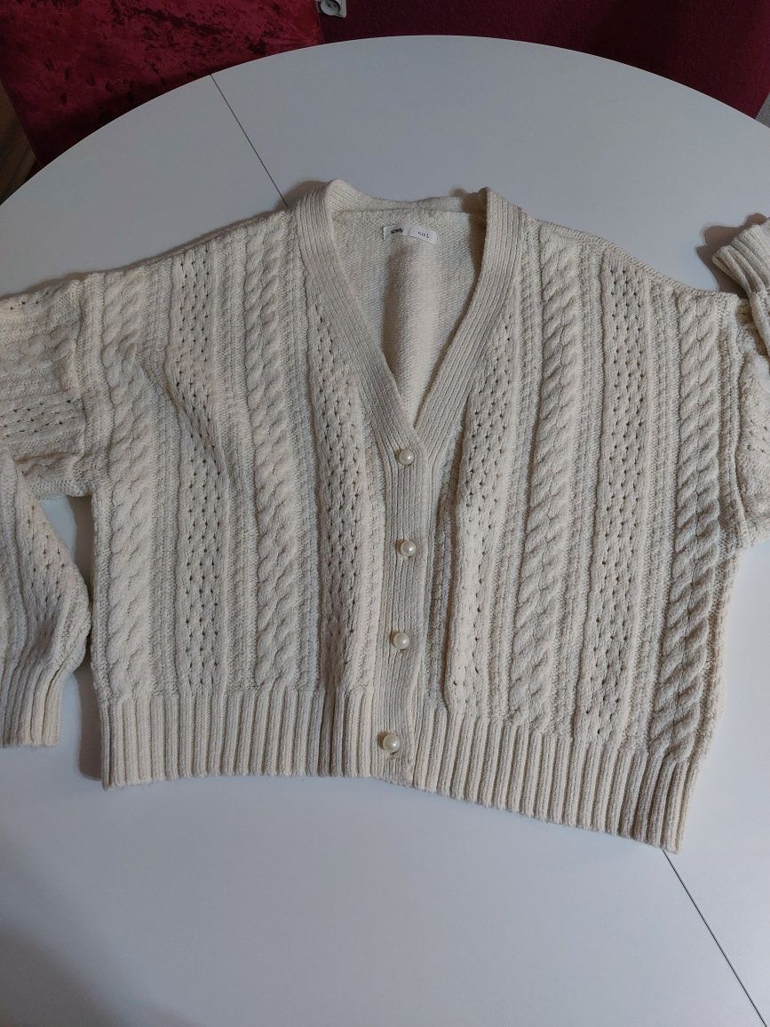 Sweter zapinany,  elegancki i ciepły