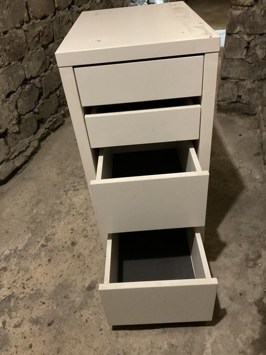 Biała szafka z szufladkami