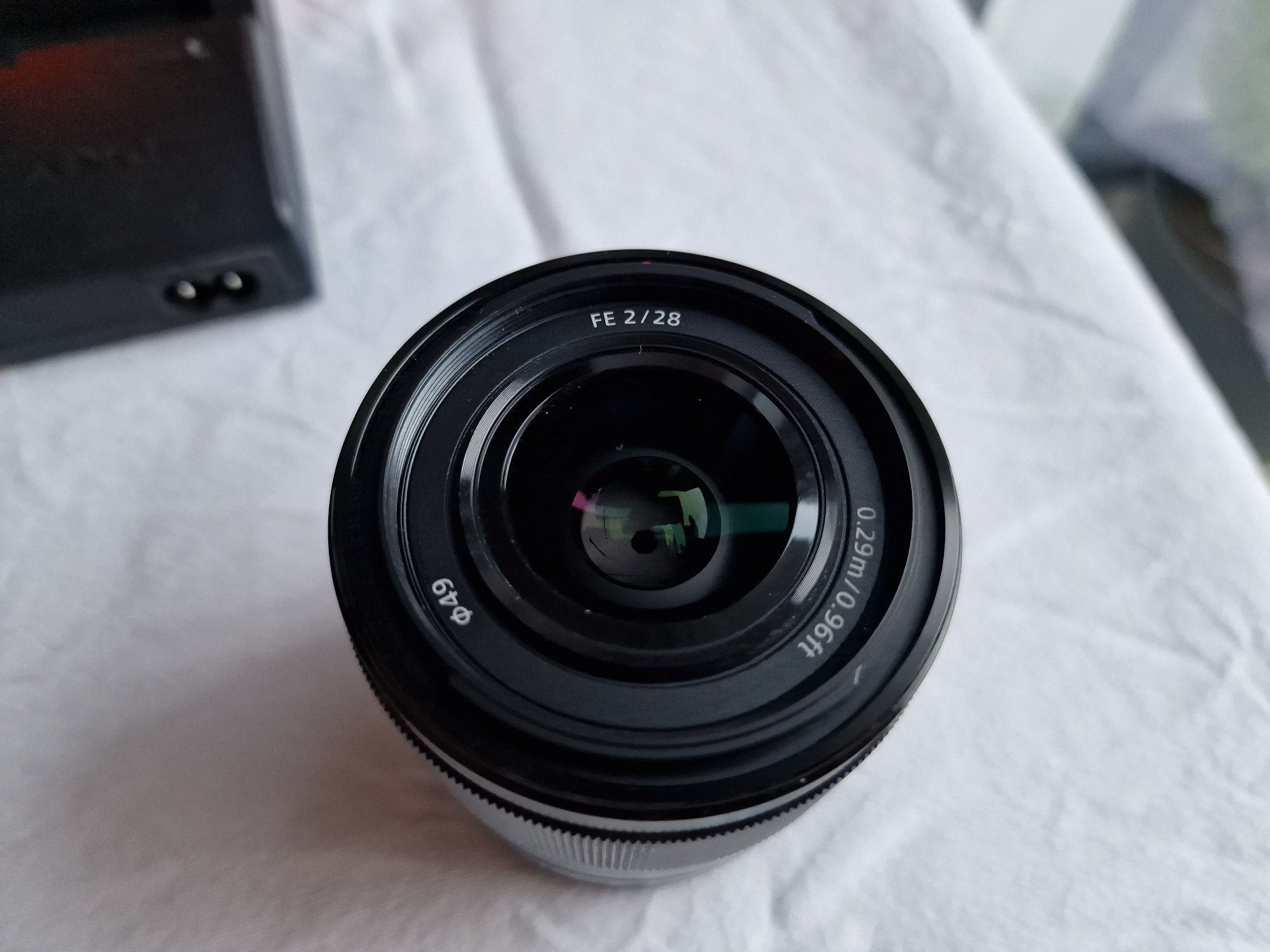 Sony FE 28mm F2 - stan znakomity, pełen komplet.