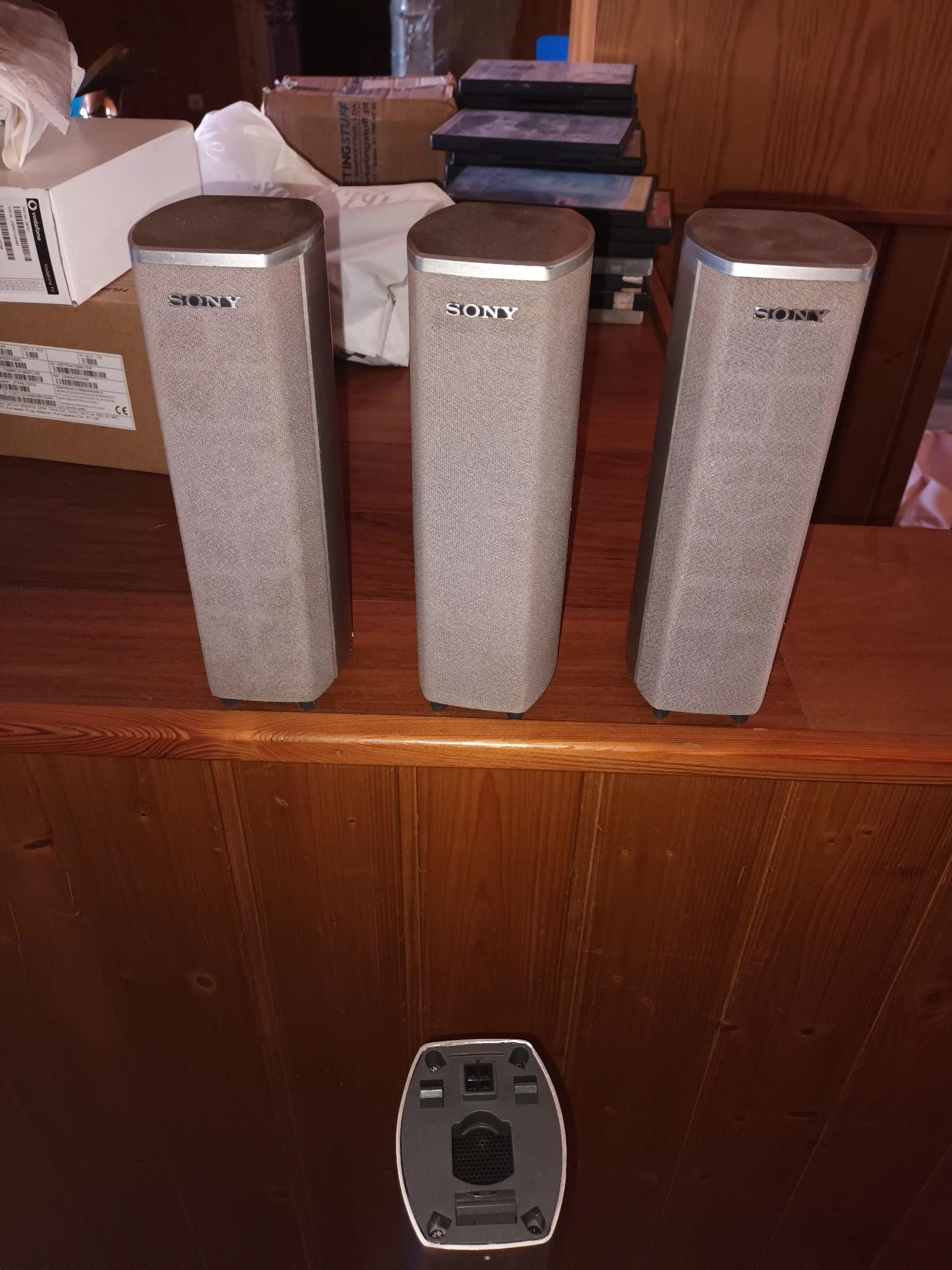 4 colunas de som com pe alto, sony