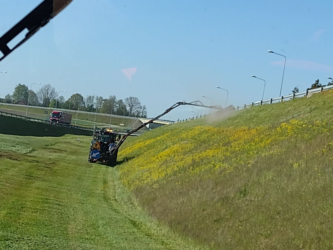 Koszenie trawy poboczy dróg wałów przeciwpowodziowych rzek działek