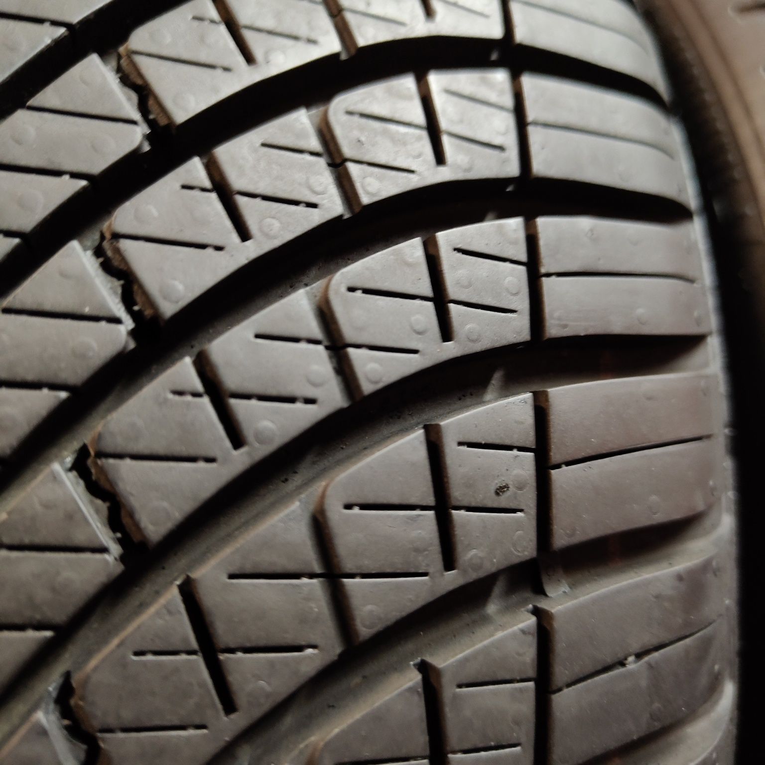 225/40/19 XL Sprzedam parę opon całorocznych Goodyear