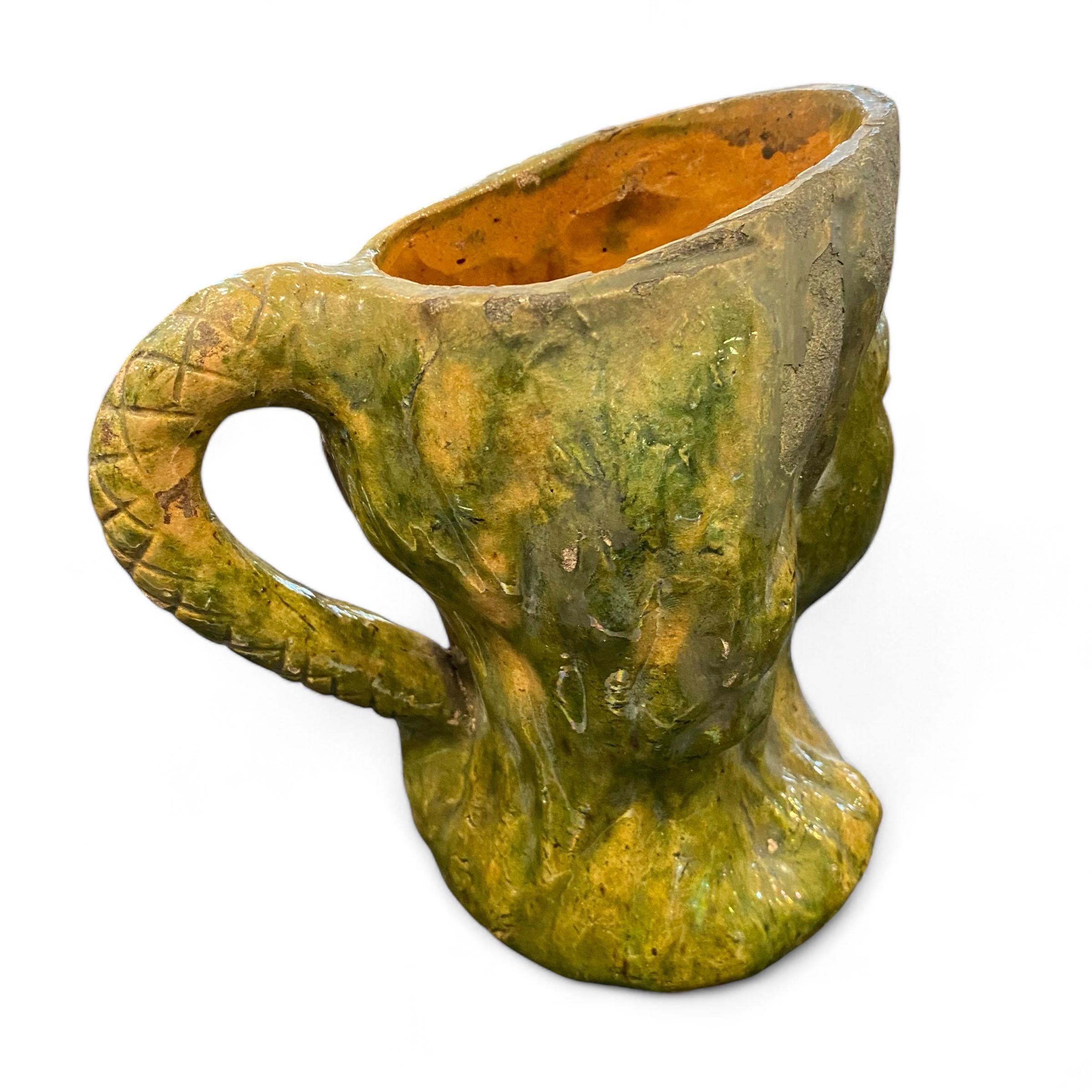 Caneca em Barro com Asa Antropomórfica em forma de Cabeça de Mulher