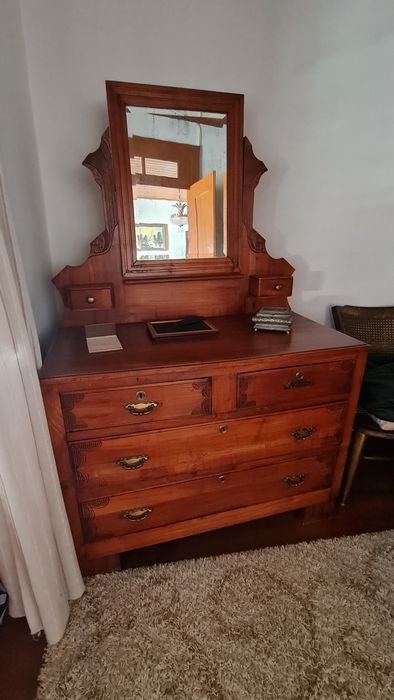 Quarto vintage com cama guarda fatos comoda e mesinha mesinha