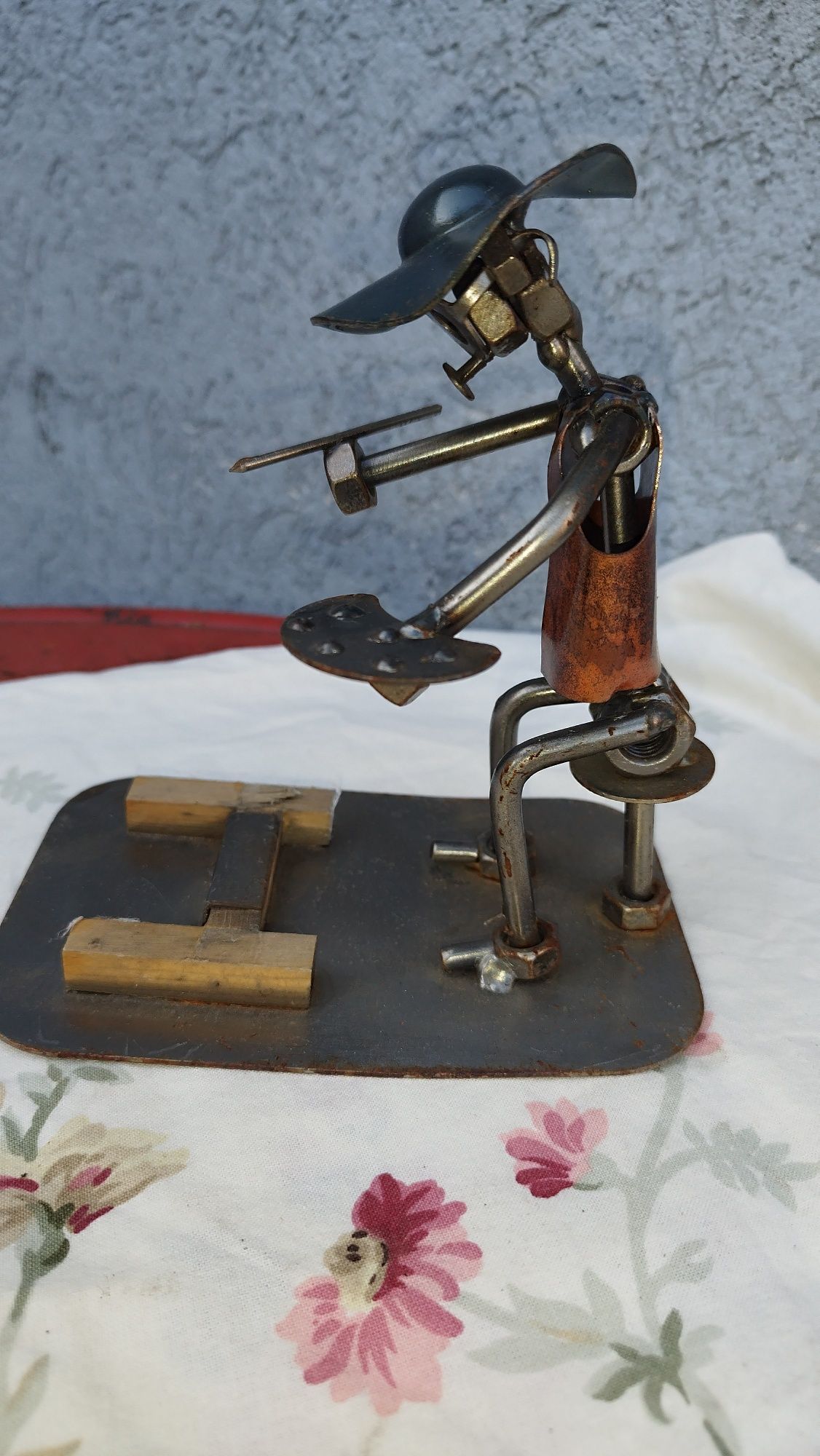 Metalowa figurka malarza. Metaloplastyka