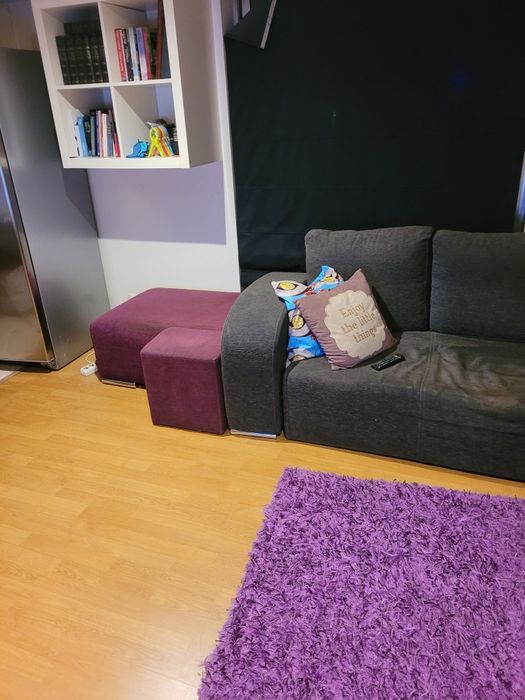 Vende-se sofá com chaise longue e um banco de apoio para os pés