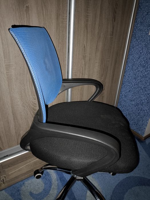 Офісне крісло з підлокотниками