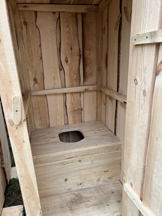 Продам дерев'яний туалет