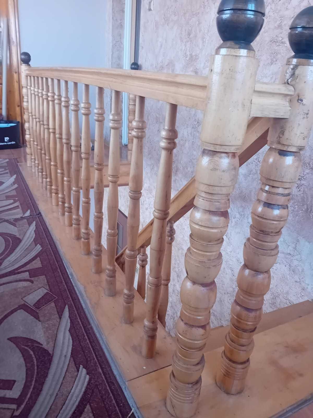 Schody drewniane z poręczą i balustradą