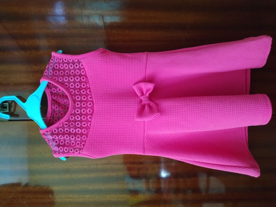 Яркое розовое платье на девочку 2 3 4 года