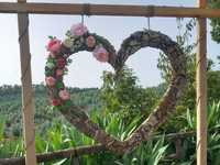 Coração em madeira, casca de árvore e flores artificiais