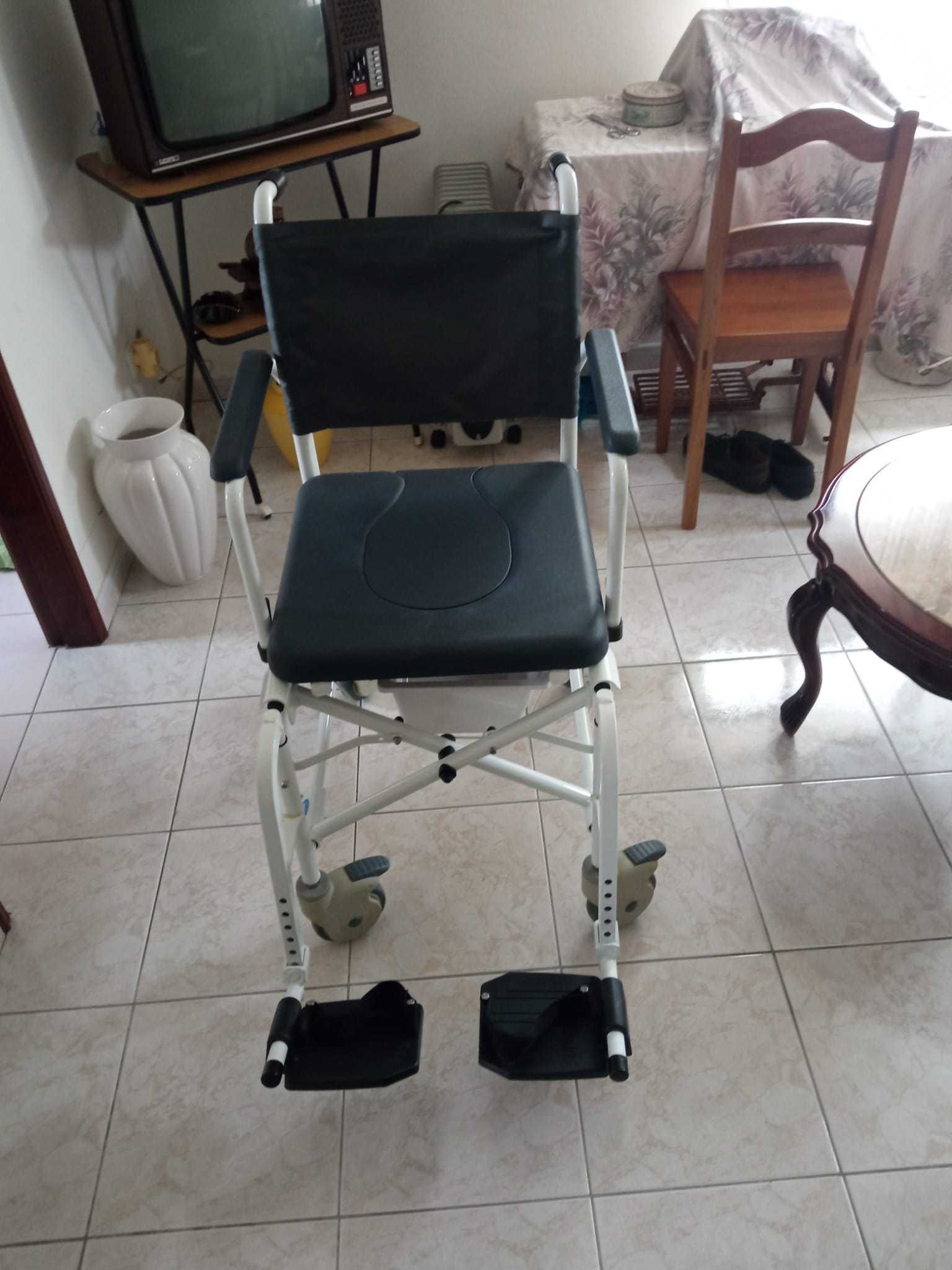Cadeira de rodas de banho com sanitário