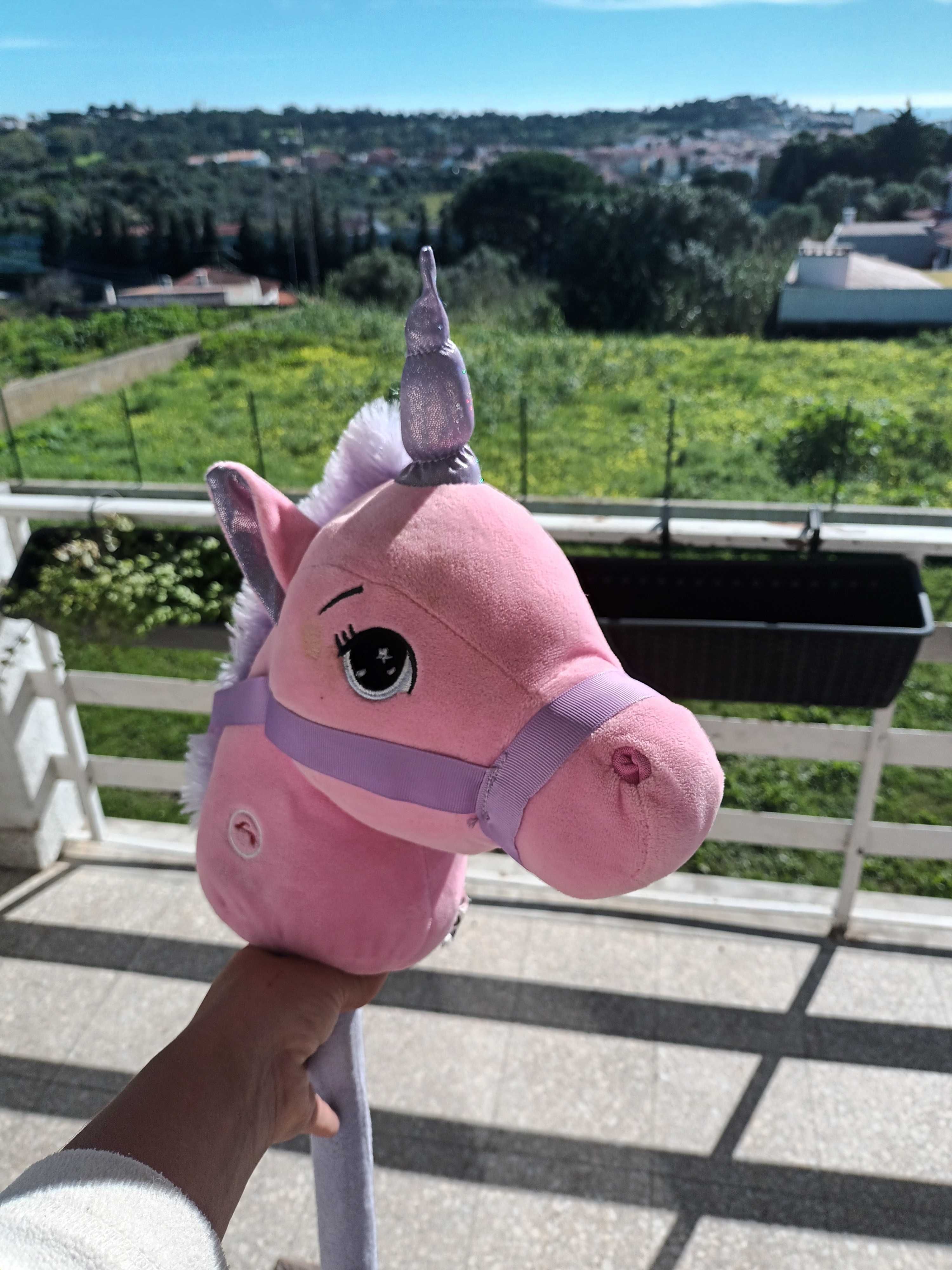 Unicórnio cavalo pau rosa lilás zoko