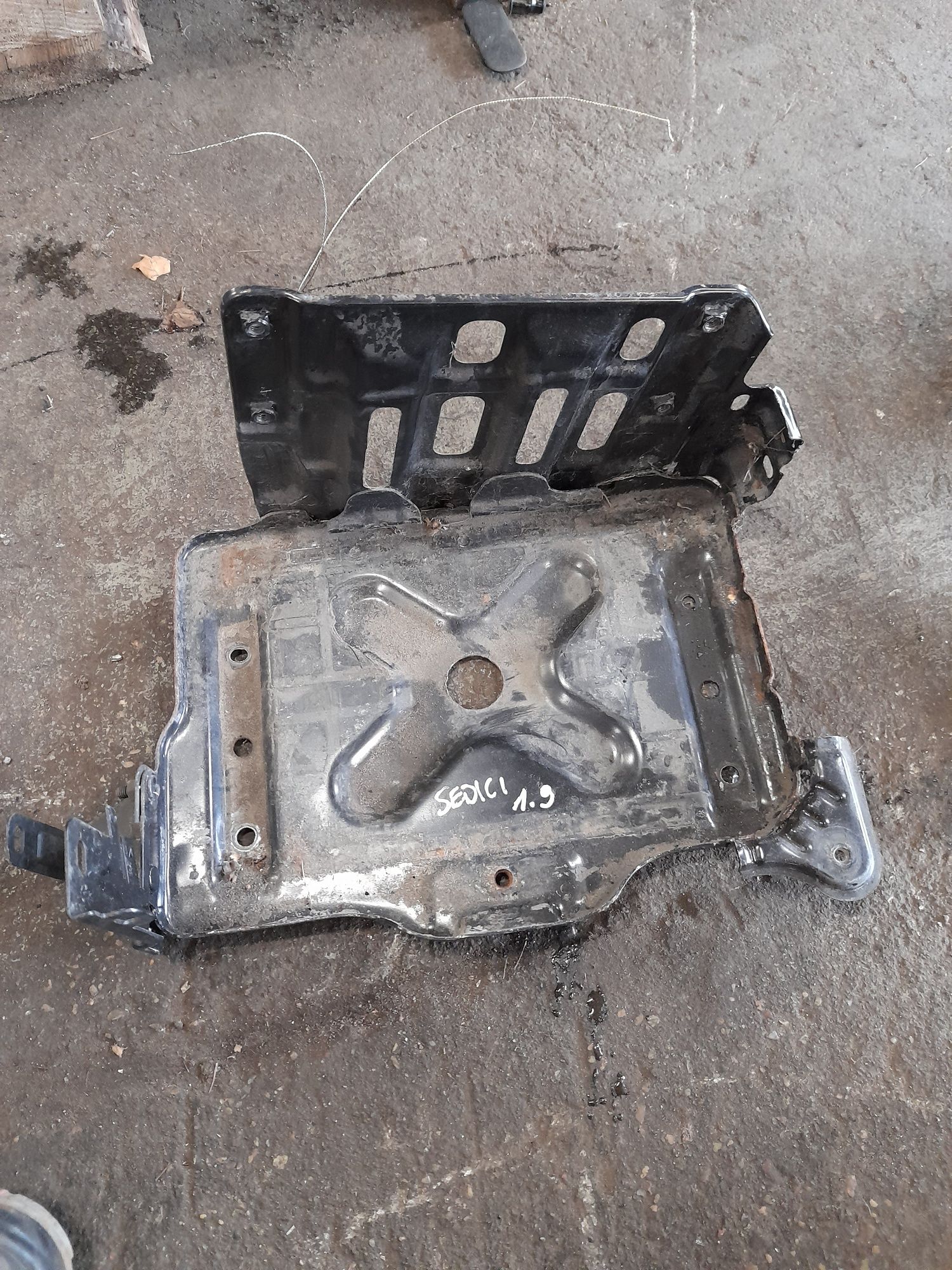 Podstawa akumulatora Fiat Sedici 05-14 1.9 multijet 4x4