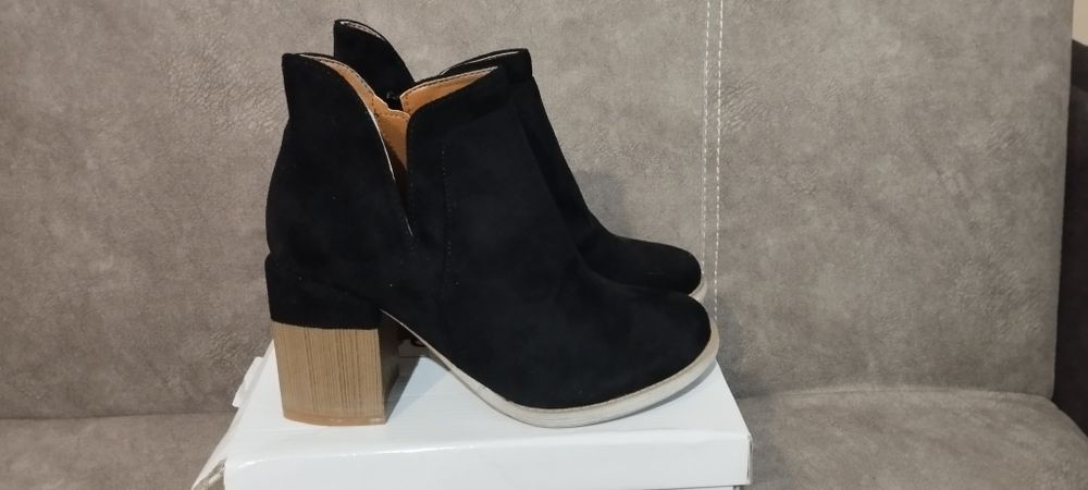 Czarne zamszowe botki rozmiar  37
