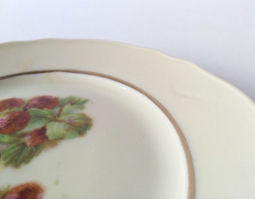 Talerz porcelana ecru truskawki złocony kremowy stary