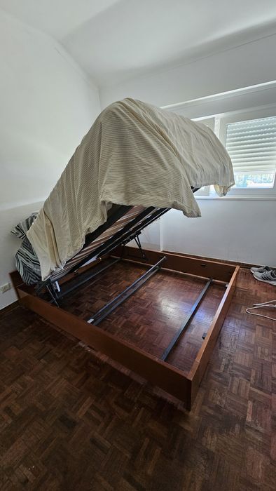 Cama sommier com arrumação