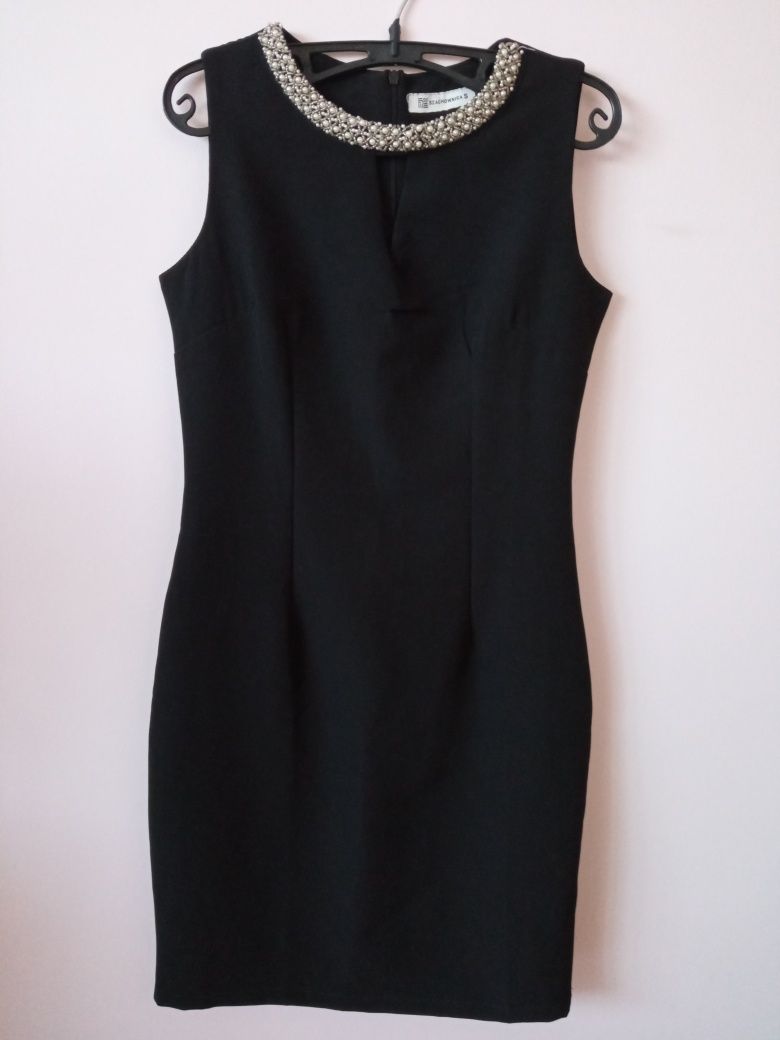 Sukienka elegancka, dopasowana czarna z koralikami roz.S