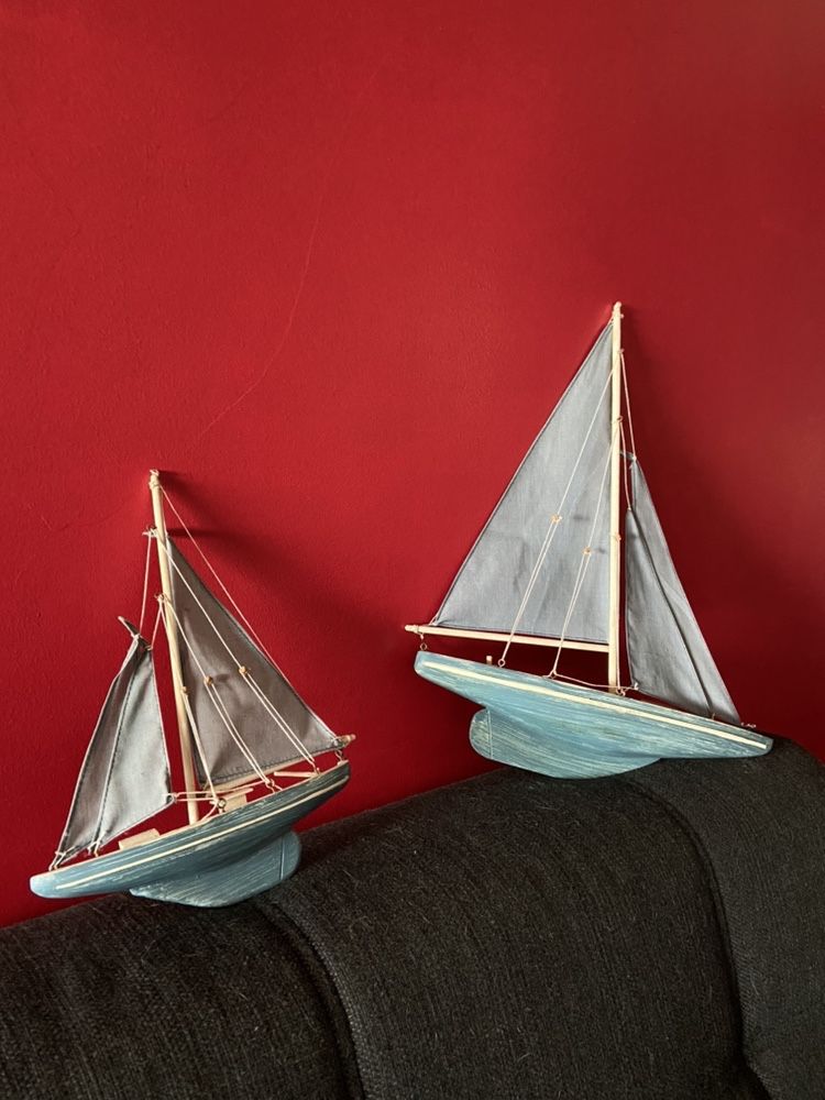 Dois barcos decorativos
