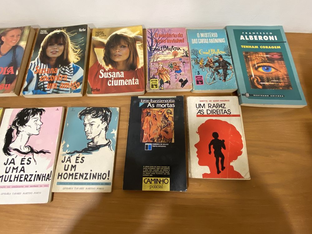 Conjunto de livros antigos