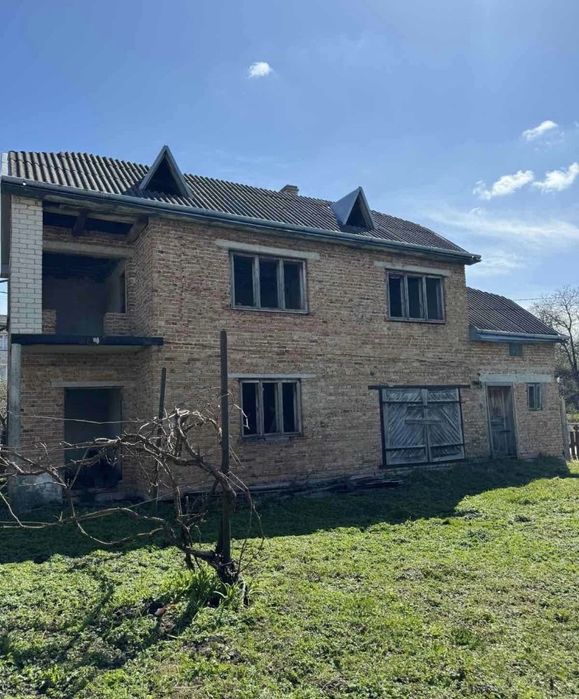 Земельна ділянка з будинком