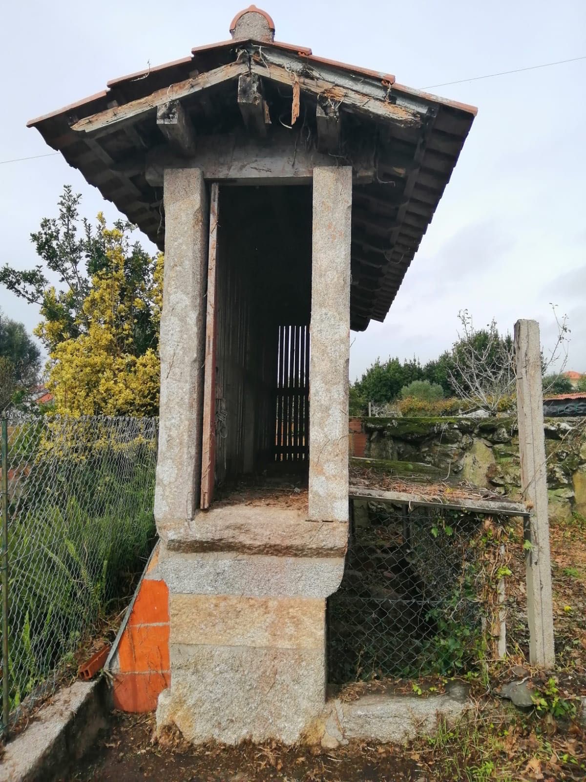 Espigueiro / Canastro antigo. Em bom estado.