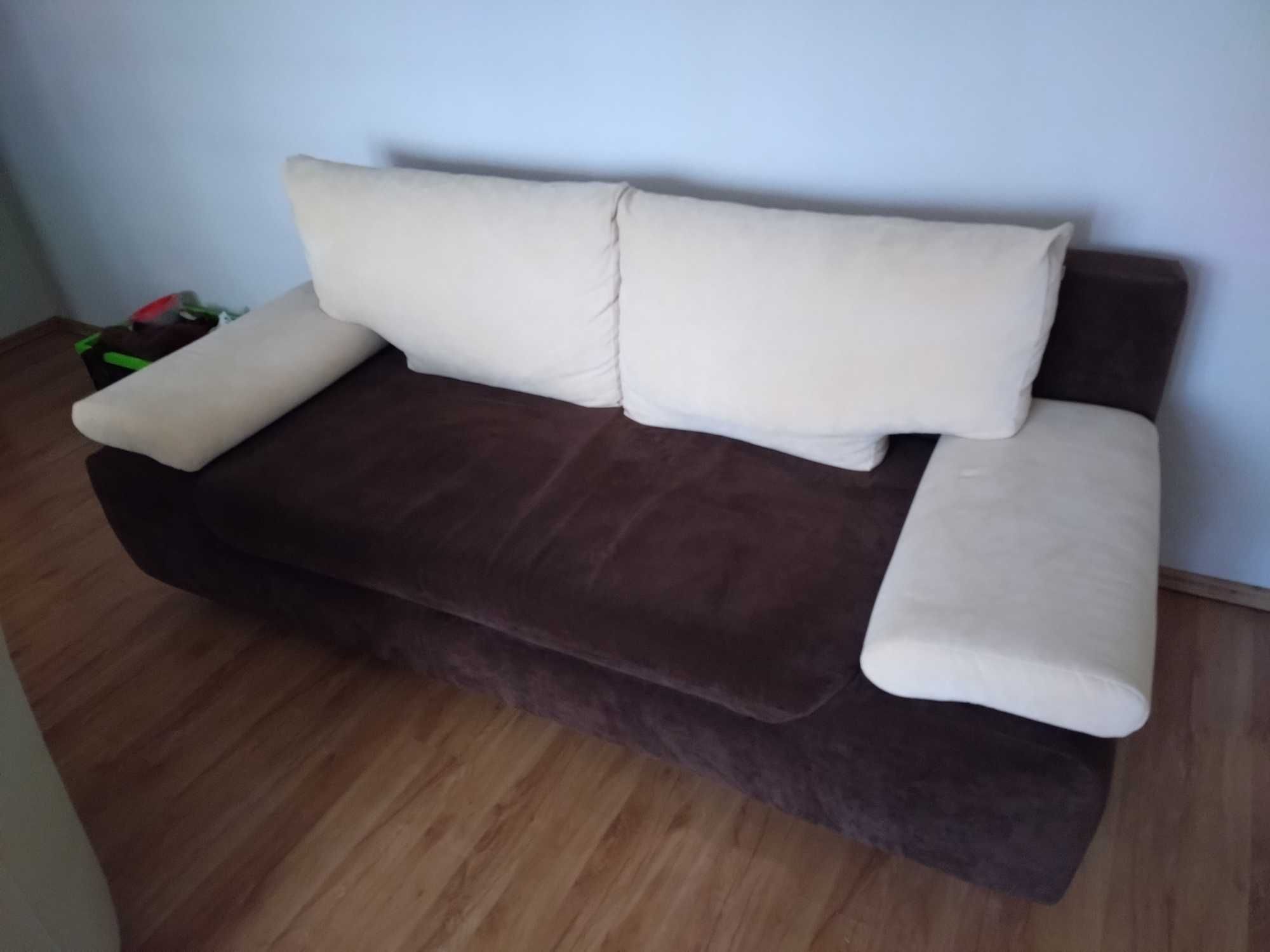 Sofa pokojowa. Kremowo brązowa. Stan bardzo dobry.