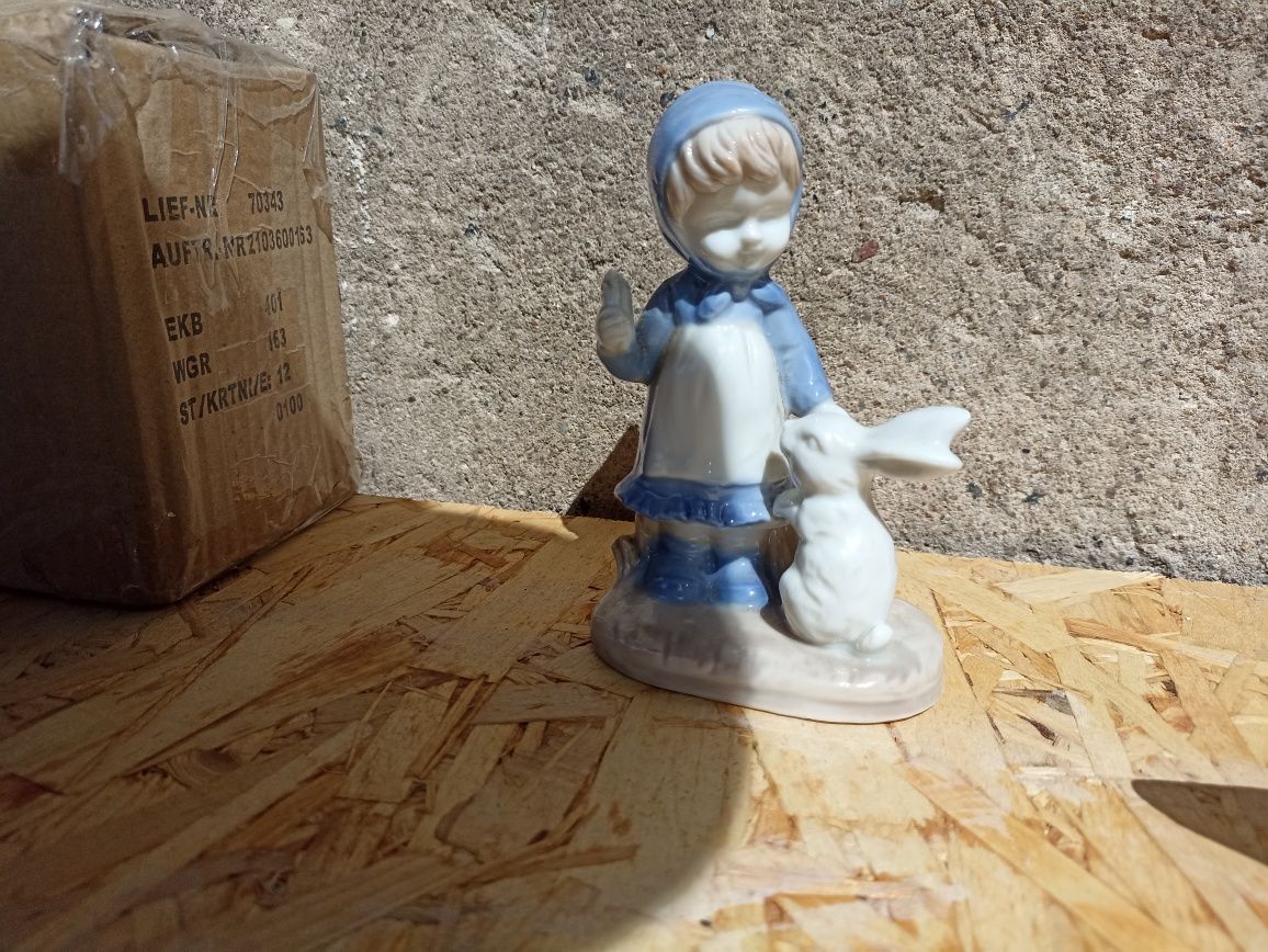 Porcelanowa figurka ,,dziewczynka z królikiem,,