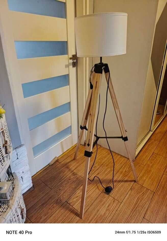 Lampa stojąca z abażurem