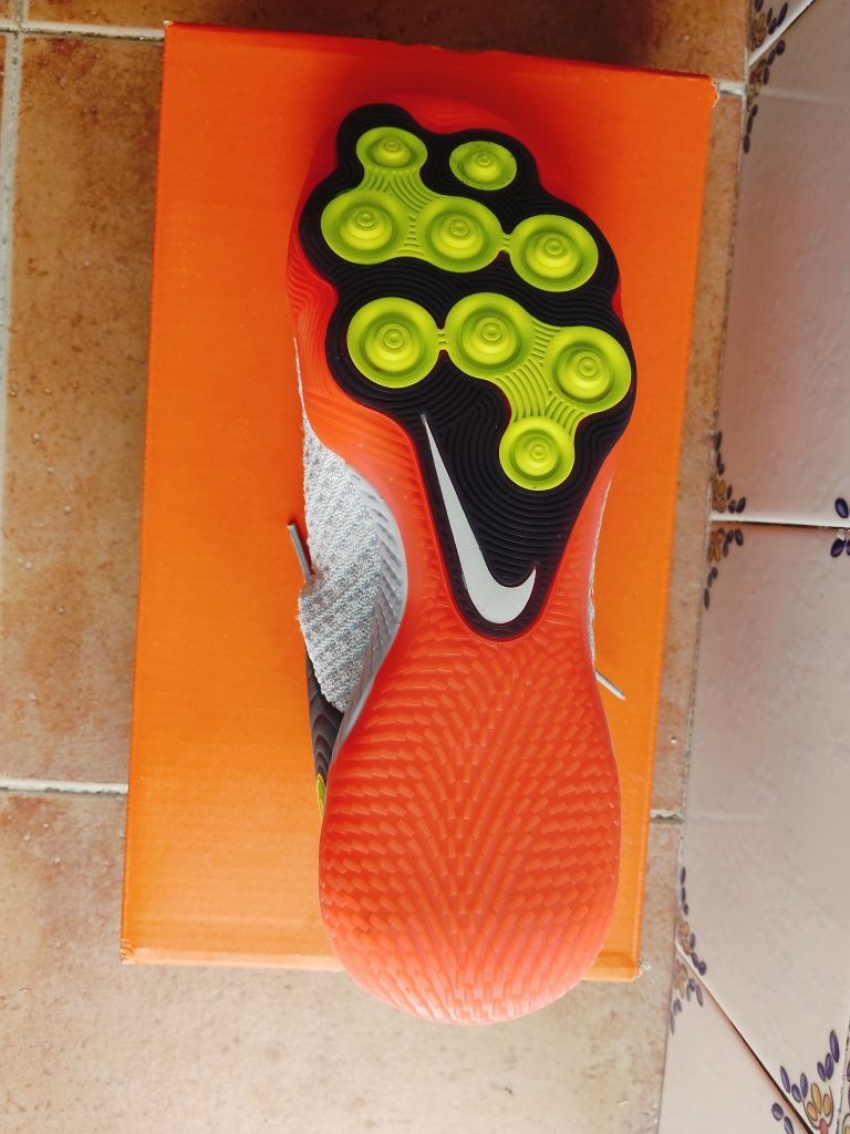 Chuteiras Nike React Gato