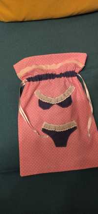 Bolsa Porta Lingerie Rosa com aplicação de pérolas no soutien e cueca