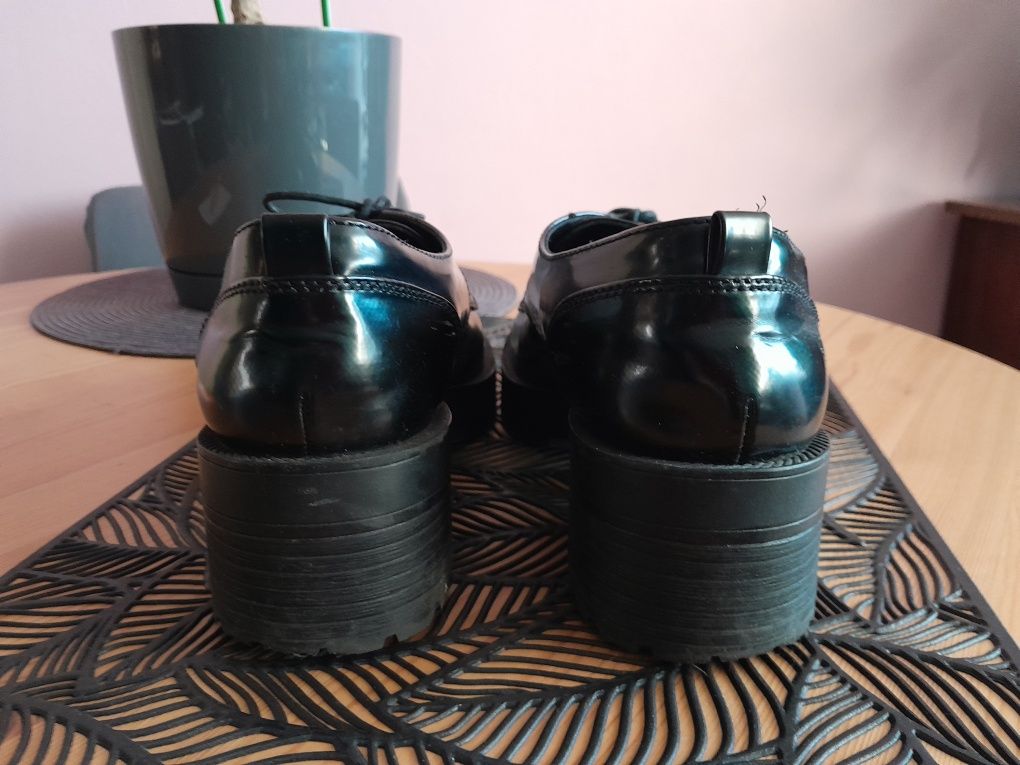Czarne eleganckie buty na platformie