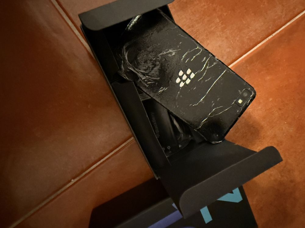 Blackberry Z10 novo com avaria na slot do sim, reparavel.