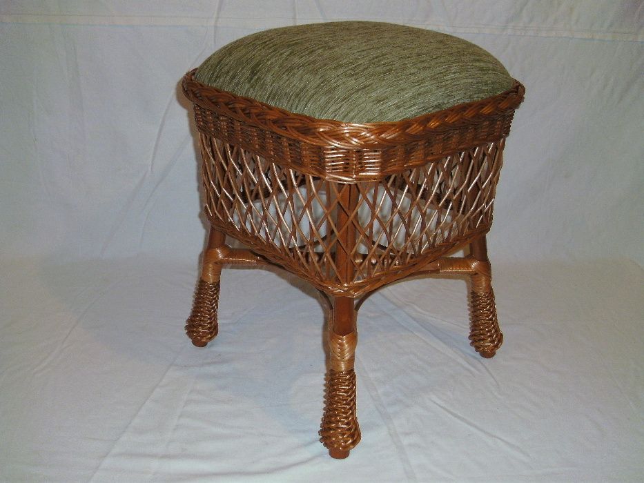 wiklinowy taboret tapicerowany