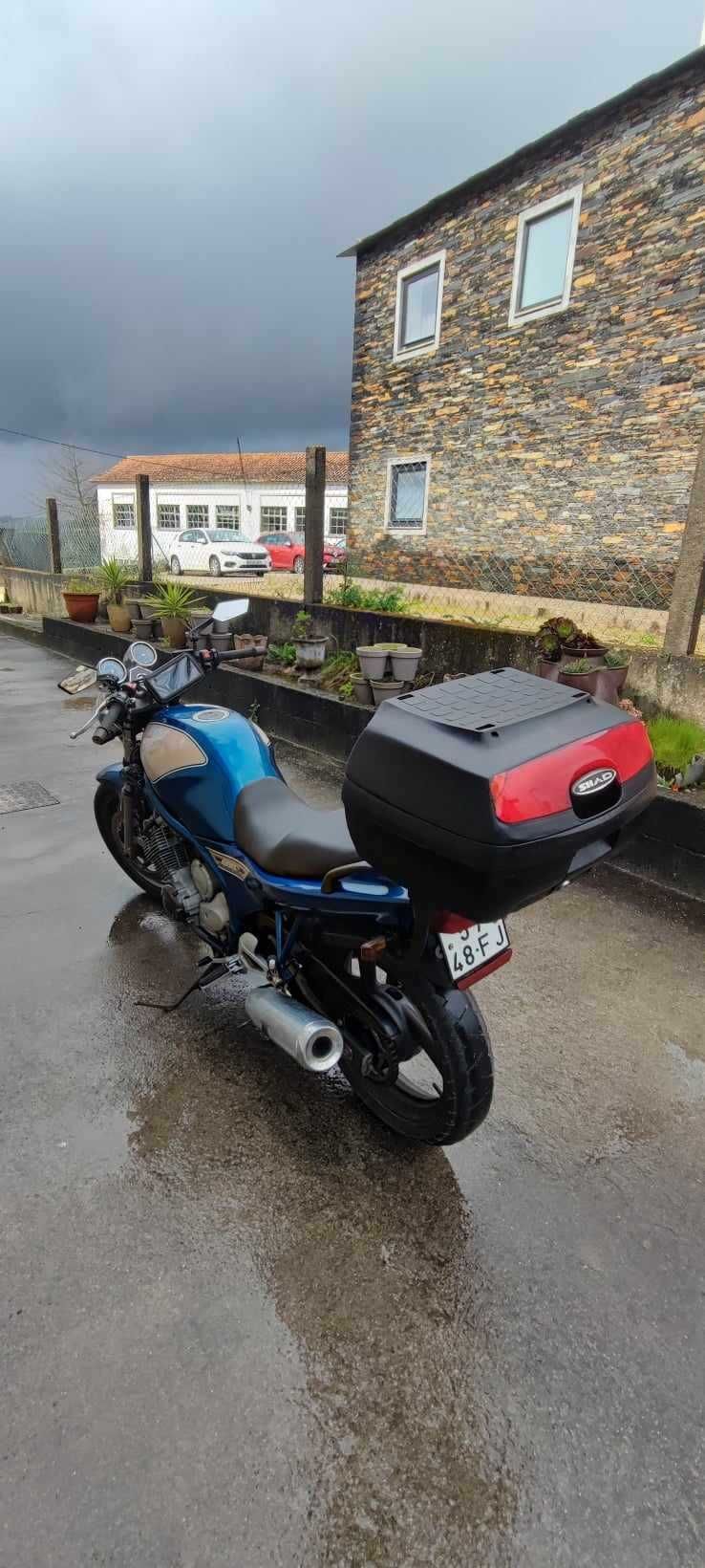 Yamaha XJ 600 azul com mala de transporte