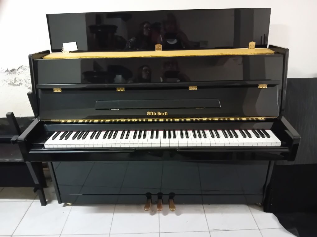 Piano Otto Bach.