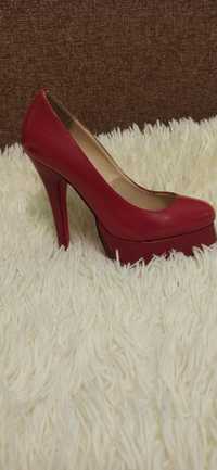 Туфлі червоного кольору