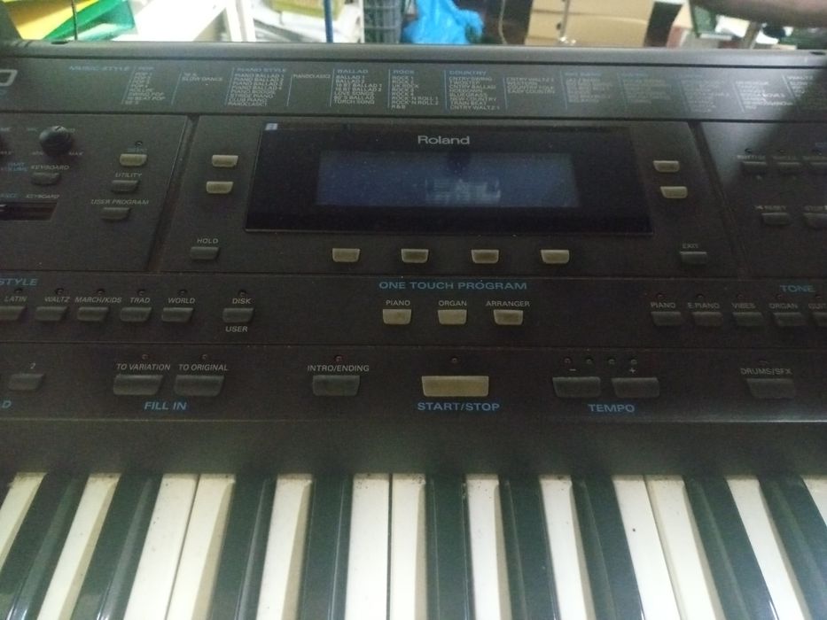 Teclado Roland E-500 com tripé, pedal e coluna